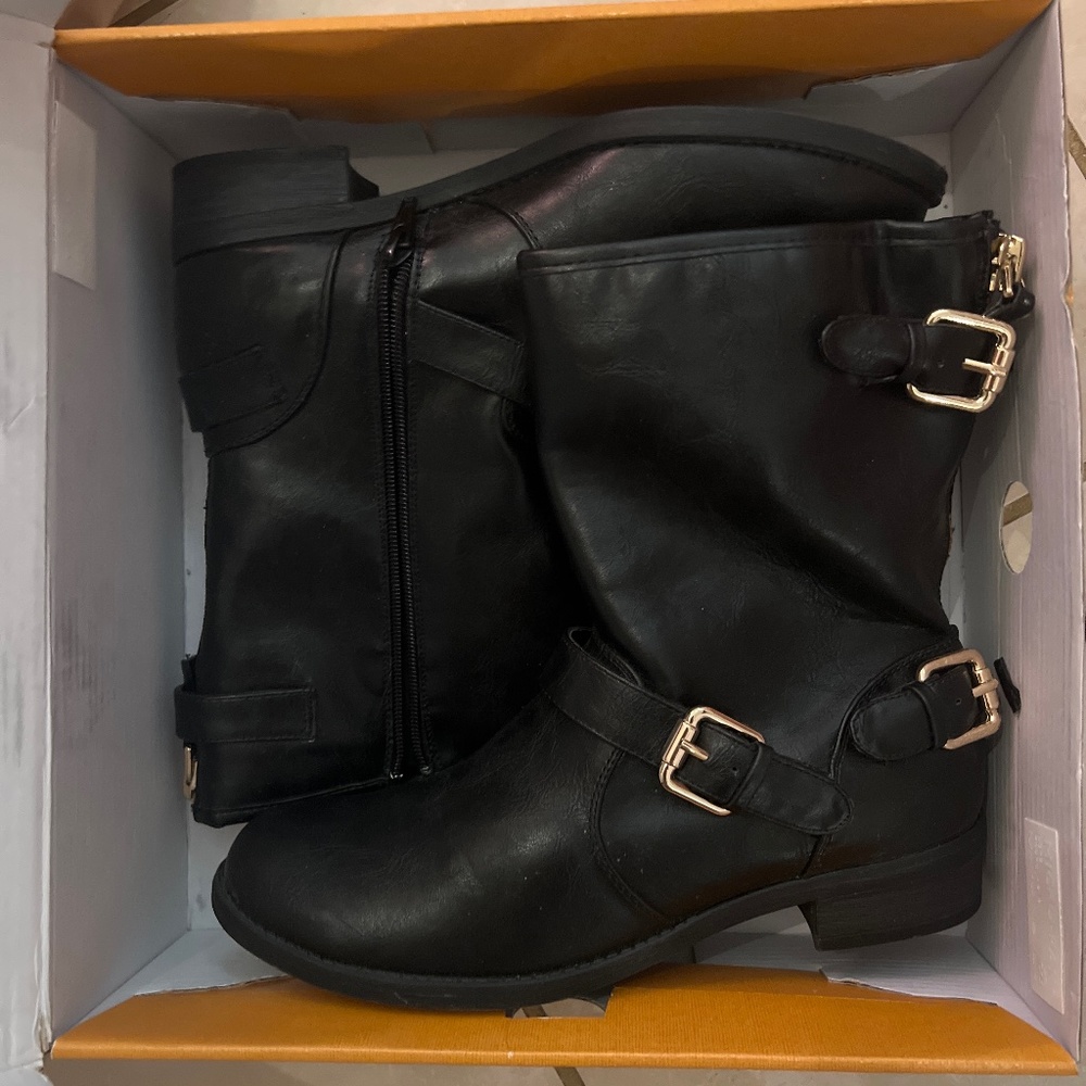Black boots with buckles 7.5